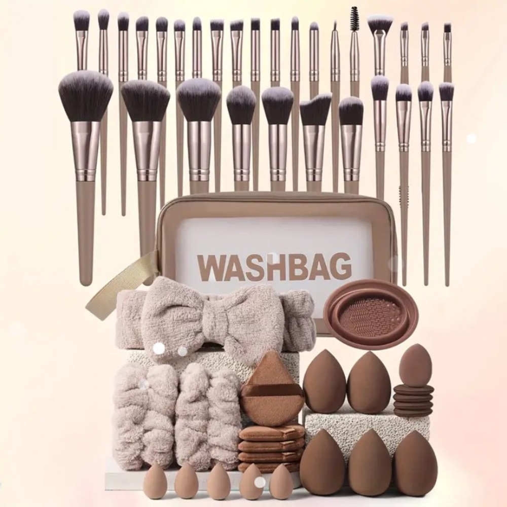 BNWOT Complete Makeup Brush and Sponge Set with Washbag